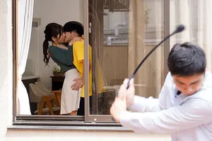 [Người đàn ông gầy] Cô gái trẻ cởi hết quần áo nằm trên giường, chờ đợi vụ nổ xảy ra, và bị bất ngờ nên không thể kìm nén được mà xuất tinh vào bên trong...