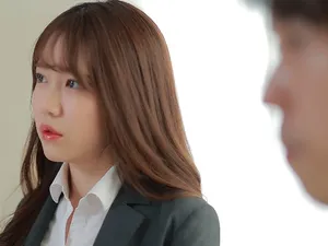 Cặp đôi nứng xoạc nhau ngoài trời bên bể bơi